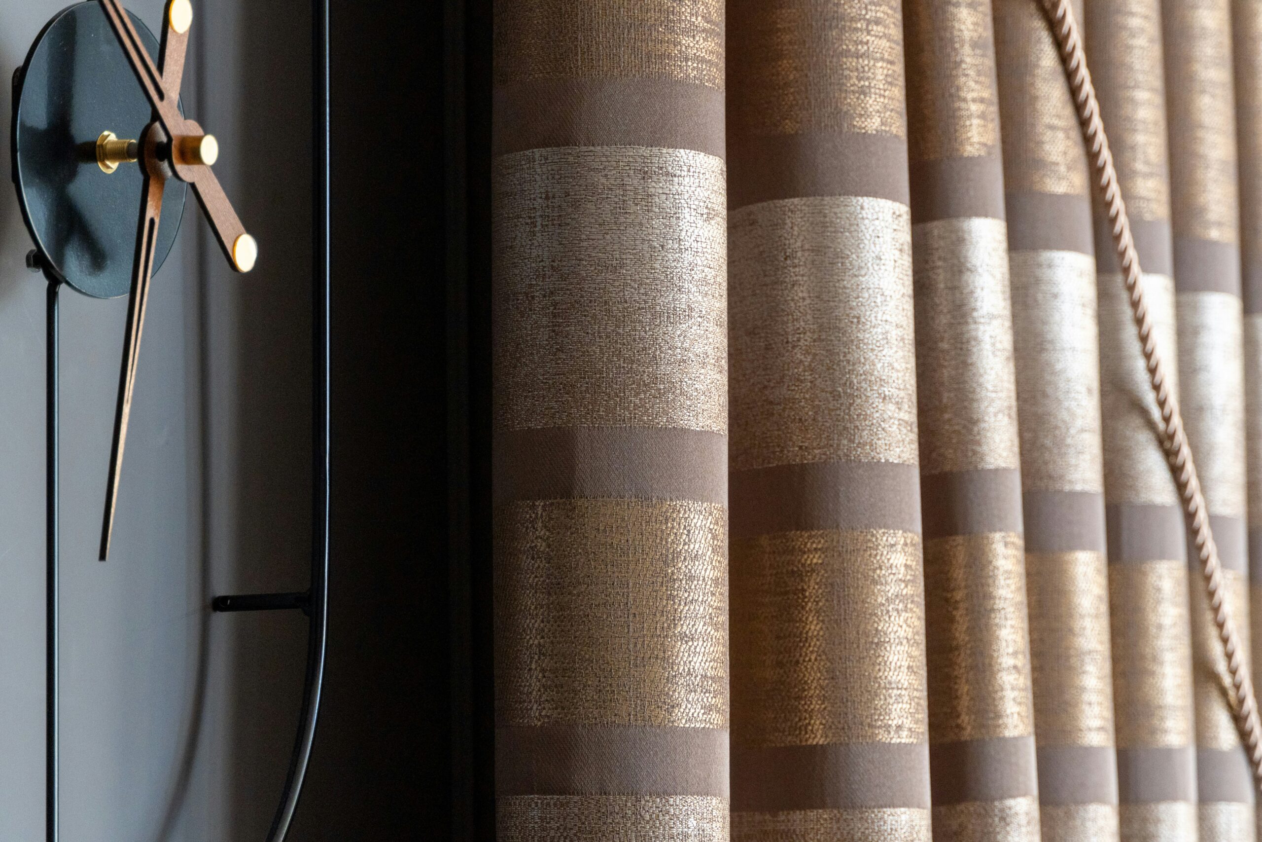 Cortinas para Sala e Quarto: Quais Cores Escolher e Por Quê?